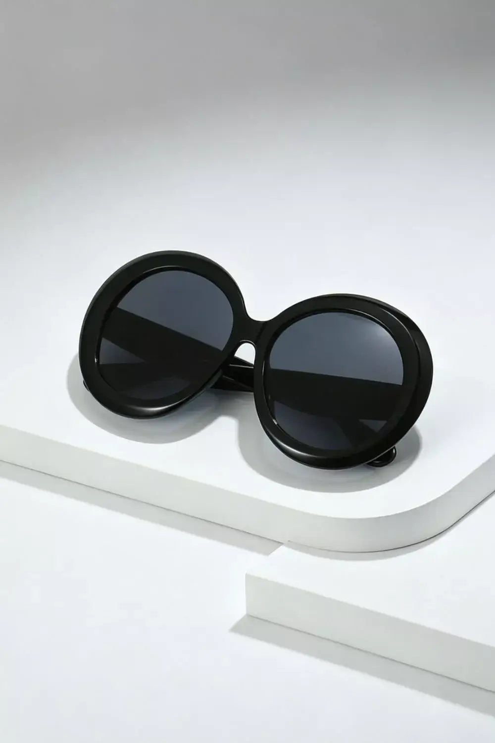 Oversized sunglasses for women with round frame in stylish black design, perfect for adding bold fashion to any outfit.