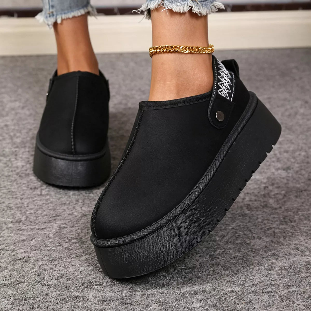 Stylish suede boots with platform sole and fur lining, perfect for casual and chic outings.