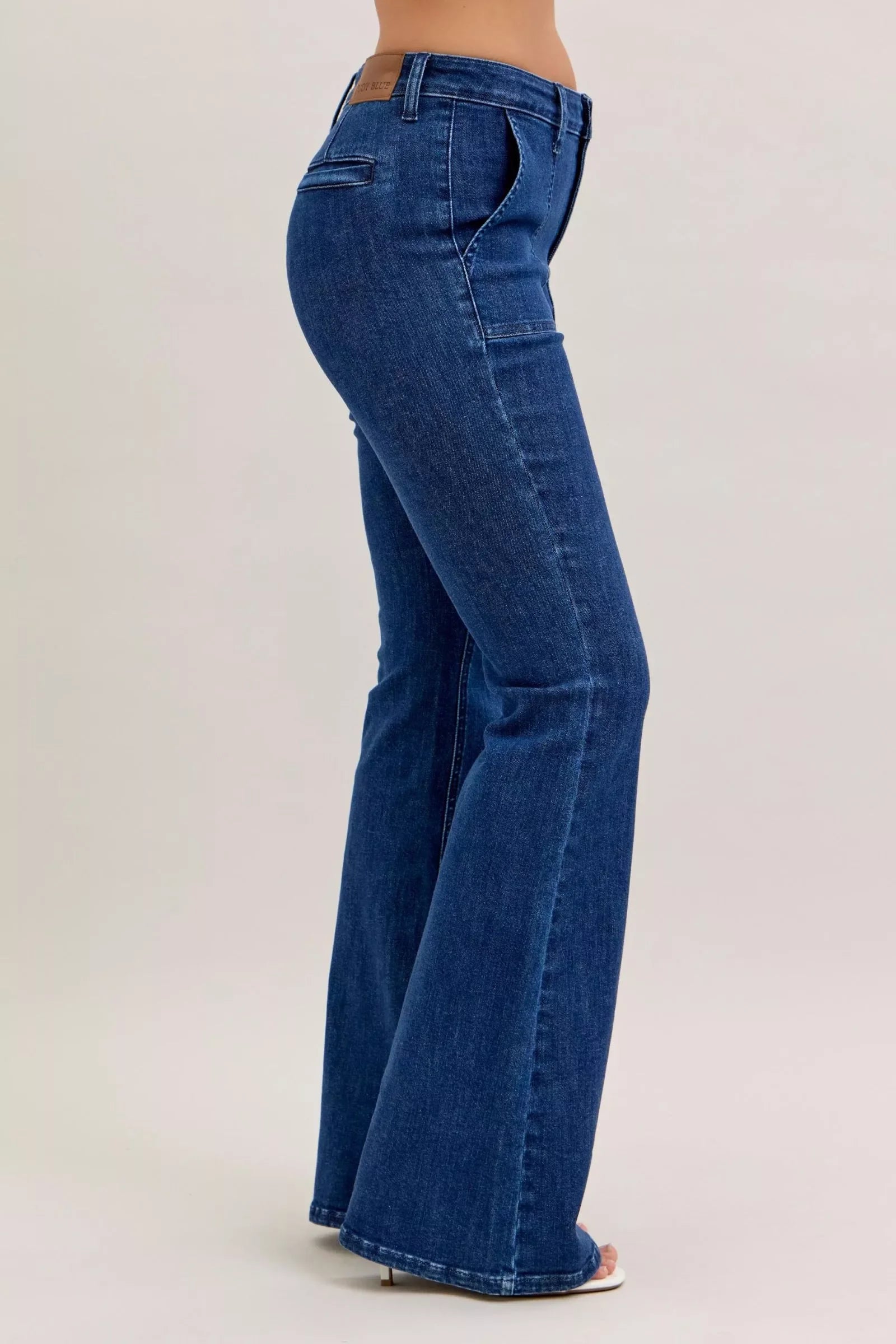 Dark High Waist Flare Jeans with Front Patch Pockets – Trendy Women’s Retro Denim side view showcasing chic silhouette.