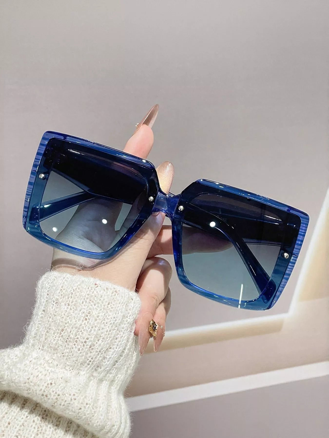 Oversized square sunglasses in blue, featuring a lightweight PC frame and UV400 protection, perfect for stylish sun protection.