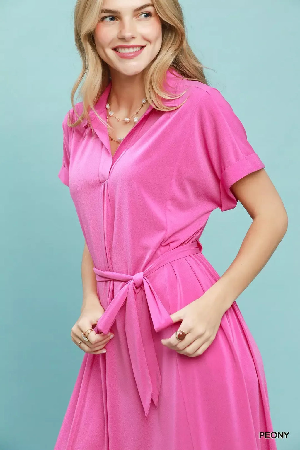 Casual midi dress in pink with a collar and detachable belt, ideal for both casual outings and dressy occasions.