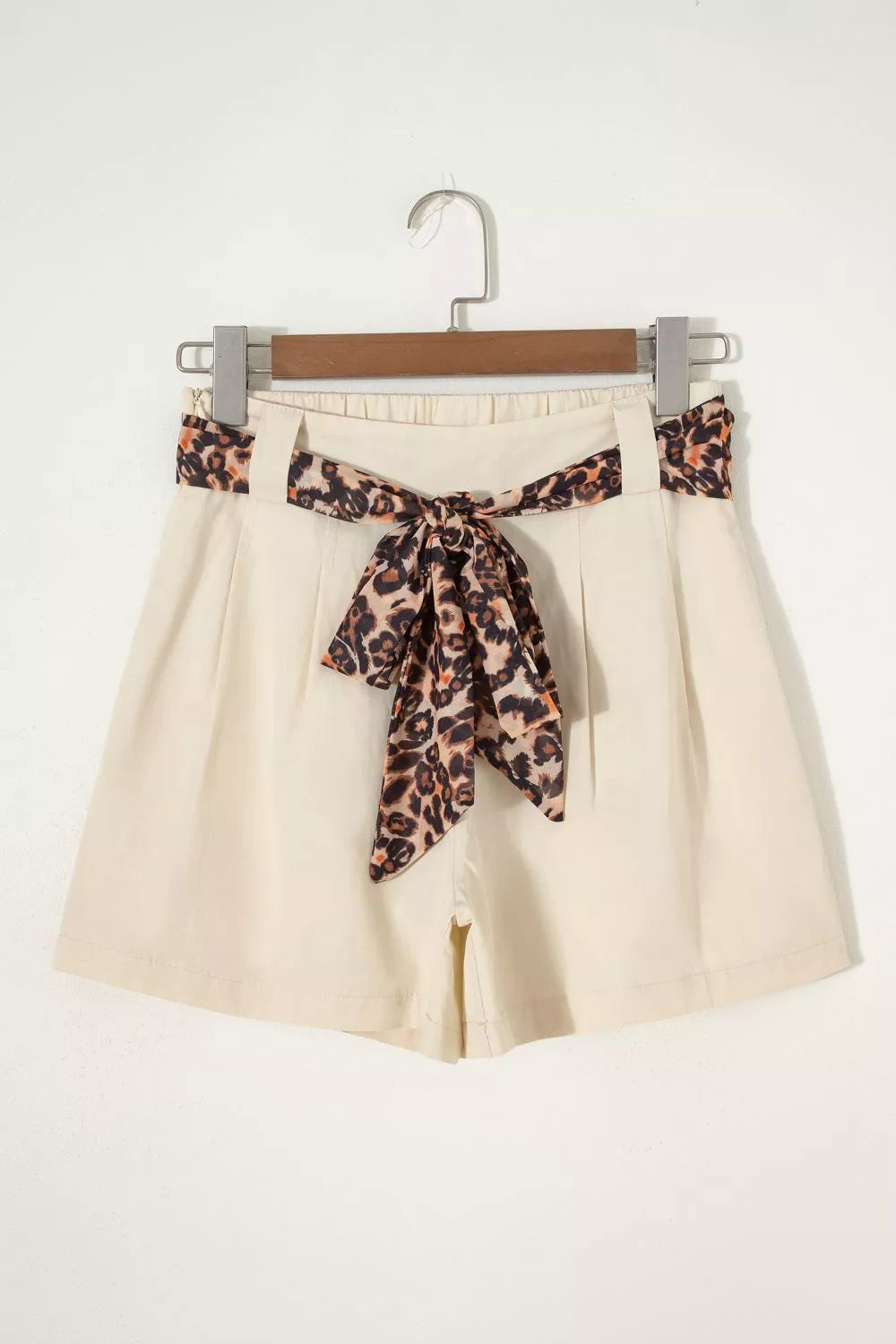 Tailored pleated shorts high waisted with belted leopard print detail and pockets, made from 100% cotton.