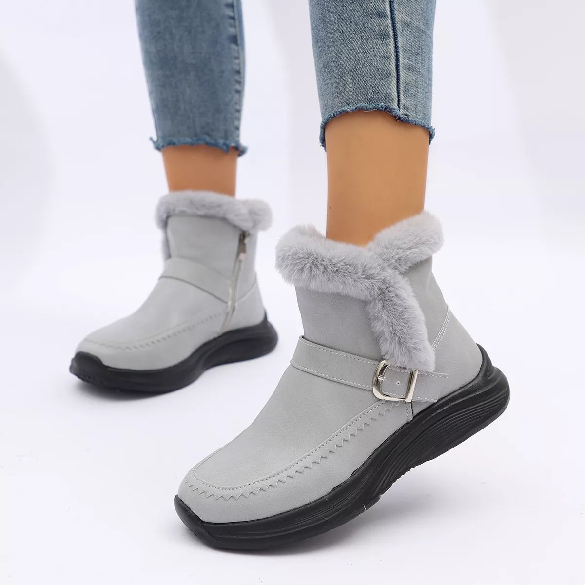 Ankle boots with fur lining in grey, featuring faux fur cuffs and a comfortable rubber sole.