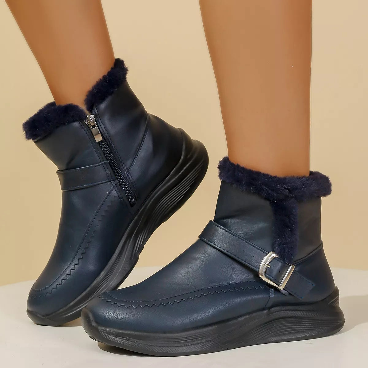 Ankle boots with fur lining in navy, featuring faux fur collar and zipper detail for style and comfort.